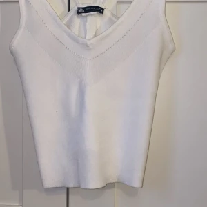 Top - Stickad top från zara. Köpte den för 170kr och säljer den för att den inte kommer till någon användning.