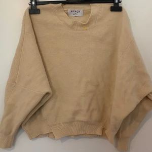 Sweater - Passar S/M/L. Tveka inte med att fråga 