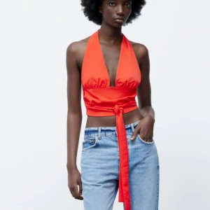 Halterneck topp Zara - Helt ny halterneck topp från Zara i orange/rött. Storlek S 