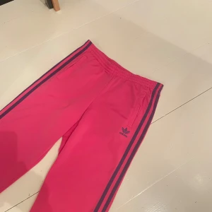 Adidas byxor - Säljer dessa snygga adidas byxor, köpta här på plick. Använt en gång och är i ett bra skick💞👌  Skulle säga att dom passar både 152, XXS  Kan diskutera pris!