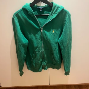 Ralph lauren Zip Up - Tjena! Vi på Twice But Nice säljer nu denna zip up från Ralph Lauren // Tröjans skick 9/10 // Unik färg 🟢 // Storlek: Xs // Vårt pris 399