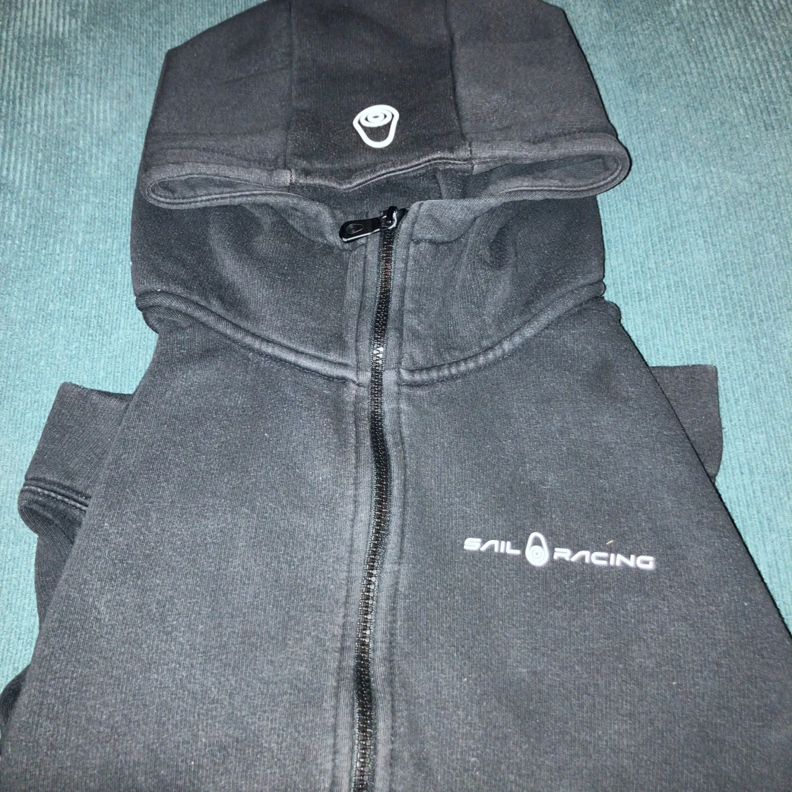 Svart hoodie från Sail Racing