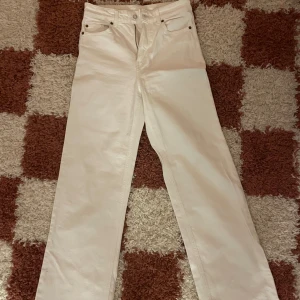HM jeans  - HM jeans som är high waist. Haft dom länge men fortfarande i väldigt bra skick. 🐥