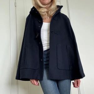 Cape - Såå fin cape med luva från Zara😍 storlek L men sitter bra på mig som har xs/s, skulle dock säga att de passar de flesta storlekar eftersom det är en cape