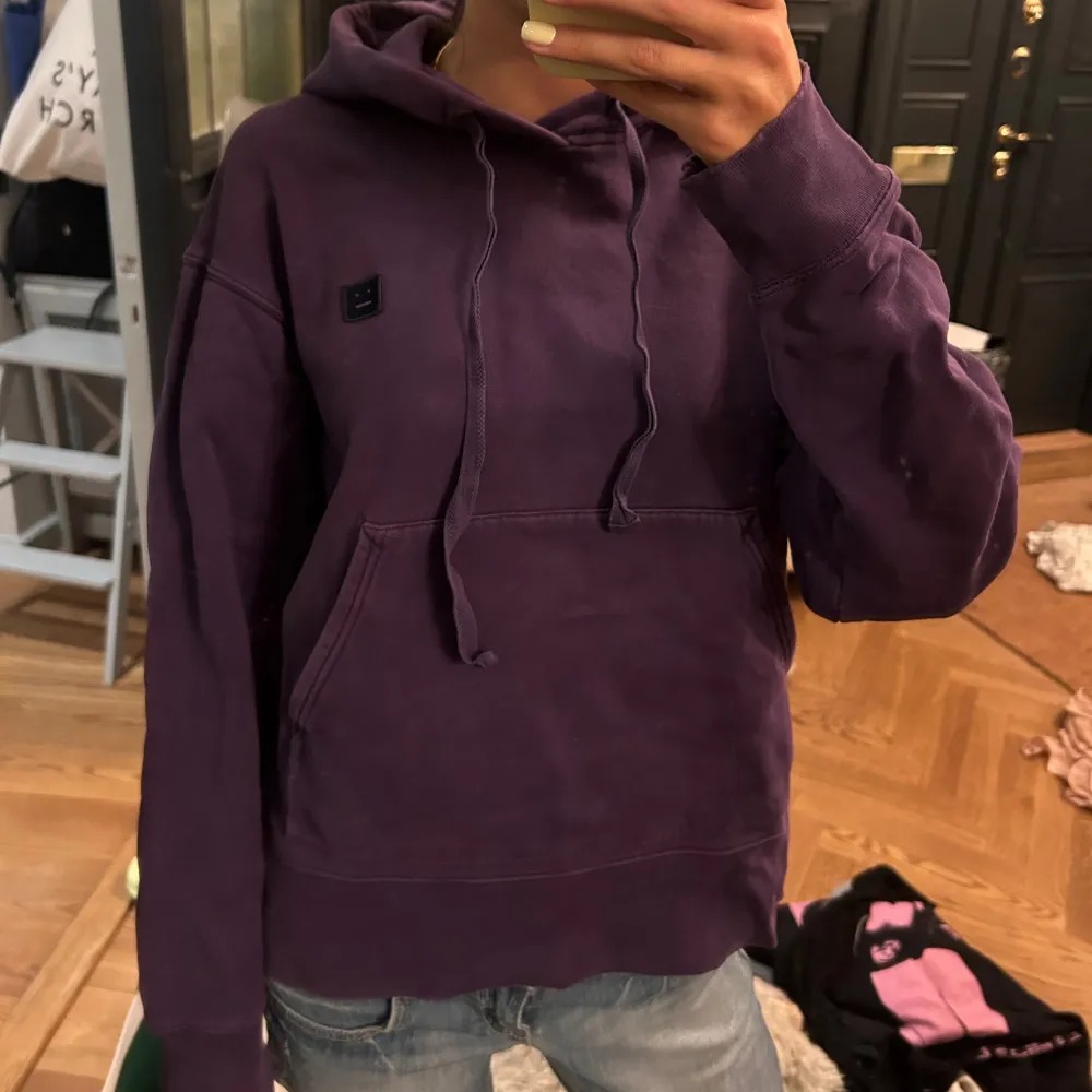 Säljer en snygg lila hoodie från Acne Studios. . Tröjor & Koftor.