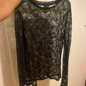 Snygg svart långärmad tröja  - NYSKICK, varan är aldrig använd. Det står storlek M men tröjan är VÄLDIGT liten i storleken, därför skulle jag säga att det är en S. Hör av er för fler frågor och ytterligare bilder💕