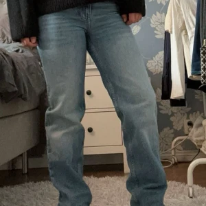 Lågmidjade raka jeans - Fina jeans från Gina tricot, väldigt bra skick!💕 Skriv om ni har frågor och kom gärna med prisförslag💓