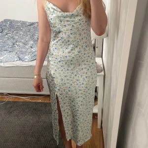 Sommarklänning från Gina  - Jättefin sommarklänning från Gina tricot  Har några få tråddragningar därav priset