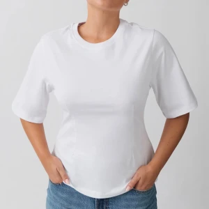 T-shirt med åtsittande midja - Jätte snygg T-shirt som sitter åt i midjan. Helt ny med prislapp🥰