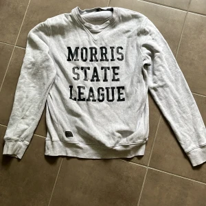 Morris tröja - Grå Morris tröja i storlek S Köpt för ca 6/7 år sen men är i gott skick Skick: 8/10