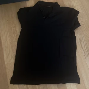 Hugo boss  - 9/10 skick då jag knappt använt den eftersom att den är för liten