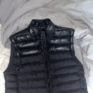 J Lindberg väst - Riktigt skön väst från j Lindberg som är i nyskick. Köpt i sommras men inte använd många gånger. Perfekt nu till hösten!