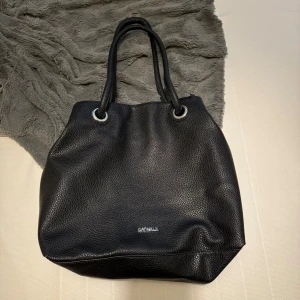 Catwalk väska - Fin väska från märket Catwalk. Den är använd sparsamt och är i bra skick! Förutom att fodret som man ser på sista bilden har Lossnat lite vid kanten men inget märkvärdigt så. 2 stora stora rymliga fack, 2 mindre fack som man kan stänga med dragkedja💕