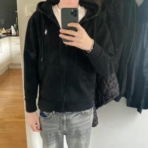 Ralph lauren hoodie - Säljer nu min Ralph lauren zip då jag har tröttnat, nypris ca 2000. Passar mig perfekt i storlek s är 180.