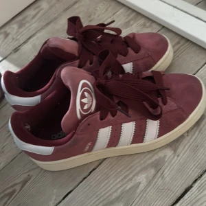 Adidas campus  - Sååå fina adidas campus i den finaste färgen! Storlek 40, sparsamt använda men lite täcken på användning (tyget vid hälen har släppt lite men det är på insidan av skon så inget som syns)💕