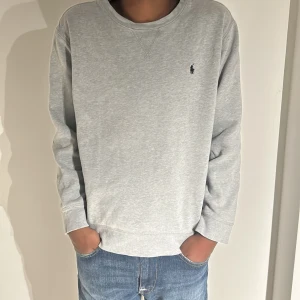 Grå tröja från Ralph Lauren stl L (14-16 år) - Grå tröja från Ralph Lauren stl L (14-16) har krymp och passar mig 160