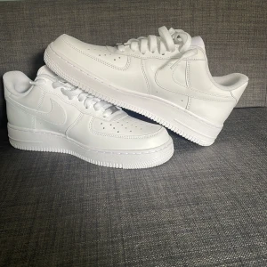 Nike air force 1  - Säljer mina air force 1 som är helt oanvända. Fick dom i present dock fel storlek. Kvitto finns. Skriv för mer frågor/bilder. Pris kan diskuteras vid snabb affär.
