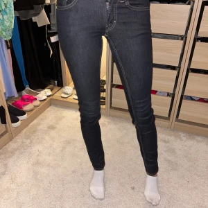 Jeans tiger of sweden  - Jätte fina Jens från tiger of sweden i storlek 32. Väldigt sparsamt använda och i fint skick. Köpta för 999kr och säljer för 449kr