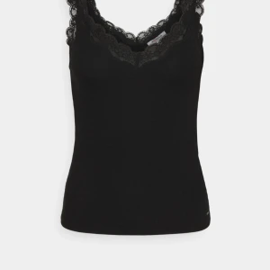 Svart Spetslinne  - Ett fint svart Spetslinne från Morgan men beställd från zalando!  Linnet är i xs men passar någon i både xs och s💘 (Köparen står för frakt)