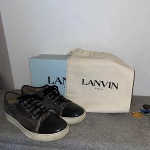 Lanvin skor - Säljer dessa lanvin skor som är använda men ändå bra skick det finns lite slitningar på lädret. Storlek 44 och sitter som 43-44. Skorna är köpa på care of Carl.Allt og kommer med förutom skosnörena// hör av dig vid frågor eller intresse om skorna 