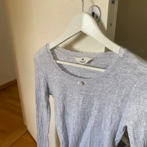 Gullig  urringad långärmad spets tröja🤍 - Storlek 170❤️ bra skick🤍