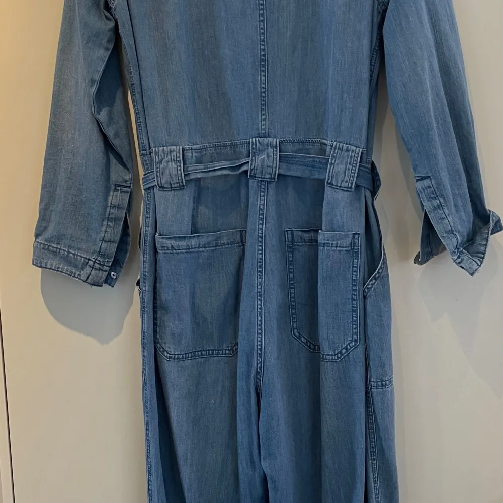 Mjuk denim byxdress från HM.  Endast använd 1 gång så nyskick.  Storlek Small. Jeans & Byxor.