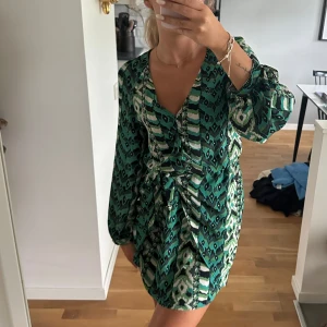 Klänning Zara - Klänning ifrån ZARA som aldrig används, prislappen sitter kvar 🌺 Storlek S 