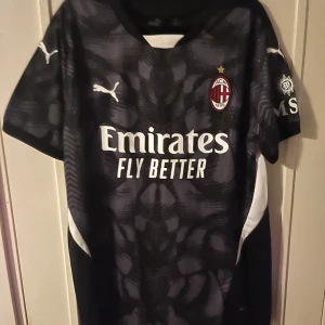 Fotbollströja - Säljer denna sjukt snygga AC Milan special tröja 2024 i storlek L Pris kan diskuteras vid snabb affär 