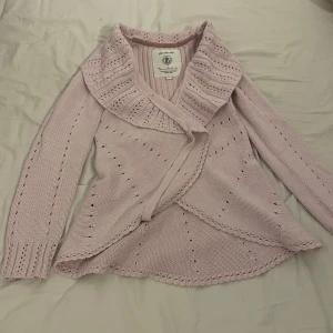 Kofta - Super fin vintage kofta, rosa/lila. Stl s. Säljer då den tyväärrr var för liten, från bondelid