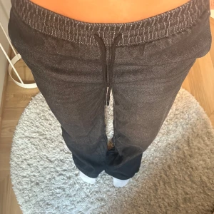 Oanvända jeans - Syperstretchiga jeans och superköna dessutom, en ficka på baksidan och resor i midjan. Helt osnvända dock är lappen av. 