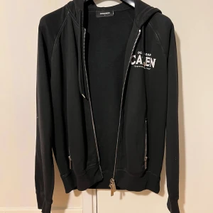 Dsquared hoodie - Hoodie från dsquared i mycket gott skick, använd 1-2 gånger.
