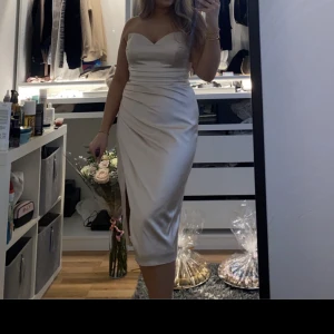 Beige midi klänning  - Beige, champange färgad midi klänning från Dressroom linné Göteborg, storlek 38