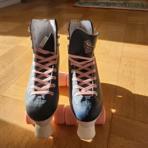 Rullskridskor - Har använt dem typ 2 gånger Storlek 38