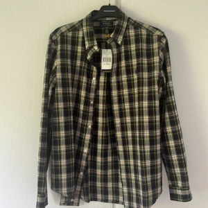 Polo skjorta - Hej säljer denna helt oanvända skjorta från Ralph Laurent säljer pga fel storlek. Bara höra av er om ni har funderingar! Den sitter som S men passar M