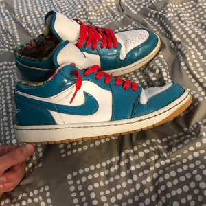 Jordan 1 Low barcelona  - Säljer ett par Jordan 1 lows då jag inte gillar dom längre hyfsat bra skick de kommer me ett vitt skosnöre till också 