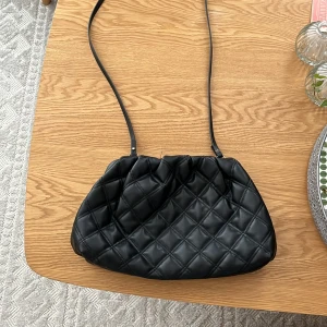 Svart väska - Superfin Mrn kommer tyvärr inte till användning!