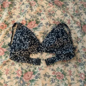 blommig bikini överdel - Bikini överdel i storlek 38/S/Xs Hör av dig vid frågor🌼