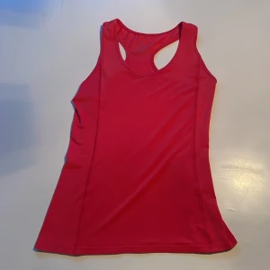 Träningstopp - Träningstopp från new body i färg rosa. Stl s-m. I gott skick. 