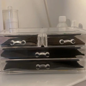 Genomskinlig smyckesförvaring med tre lådor - Säljer en praktisk och stilren genomskinlig smyckes- och sminkförvaring med tre lådor. Perfekt för att organisera dina smycken och hålla dem dammfria. Passar perfekt på sminkbordet eller i garderoben. 💕
