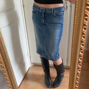 Vintage Miss Sixty jeanskjol - Tajt blå jeanskjol från Miss Sixty. Stretchigt material, storlek är medium men funkar som small och lågmidjad. Midi-längd, fickor bak och fram. Köpt second hand.