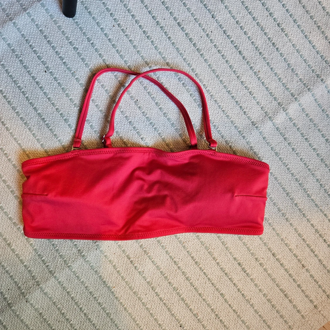 Röd bandeau bikiniöverdel