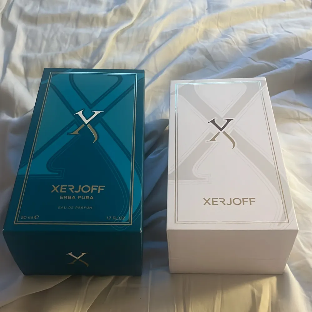 Xerjoff erba pura med full presentation, box, ytterbox osv. 50ml, Anvädt 4-5 gånger vätskan är upp till där jag har mitt pekfinger på sista bilden, väldigt fruktig och god sommar doft som fyller rummet. Kom med prisförslag :). Parfym.