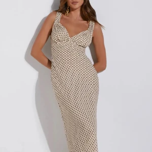 Showpo klänning  - Säljer denna otroligt fina långklänning från showpo, endast använd 2 gånger men tyvärr blivit för liten på mig🥲 