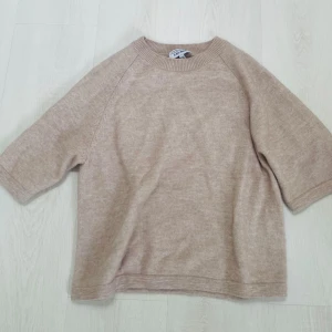 Stickad tröja - Beige stickad tröja från other stories i storlek xs i gott skick