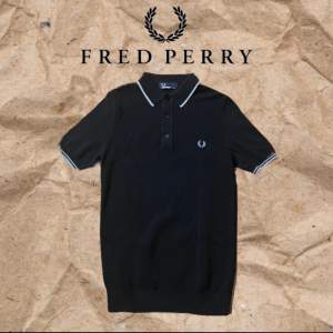 Fred perry pike. Färg: svart Storlek: xs passar om man är runt 170cm. Skick: 10/10 som ny. Pris: 500 men kan diskuteras. Alla frågar svara på. 