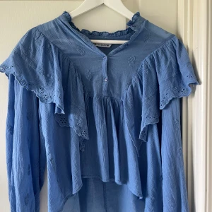 Volang Blus - Gullig Blus från Zara💕använd men bra skick, stl M men sitter mer som en S