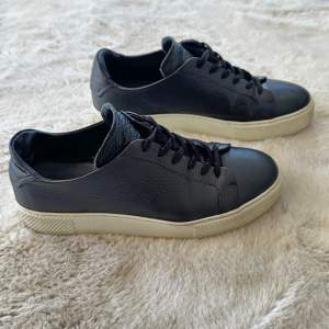 Fina J Lindeberg sneakers i skinn Strl 42 Nypris 1700