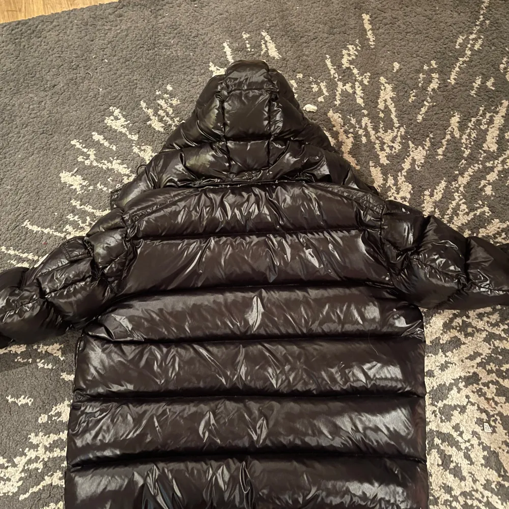 Moncler maya jacka som aldrig är använd utomhus, den är i bra skick och inga defekter priset är inte hugget i sten så hör av er!!. Jackor.