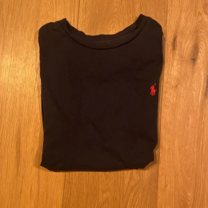 1 t shirt 100 kr  - Bra skick 