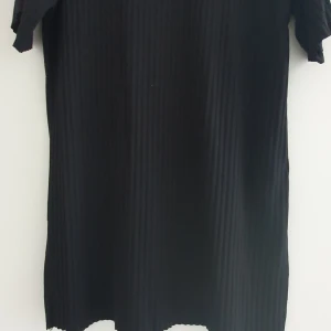 Klänning - Kortärmad klänning, kort med slits. 